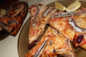 Pizza cu sardele si sardine