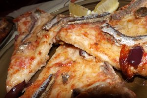 Pizza cu sardele si sardine