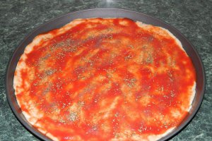 Pizza cu bacon si carnati de bere