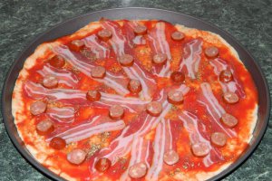 Pizza cu bacon si carnati de bere