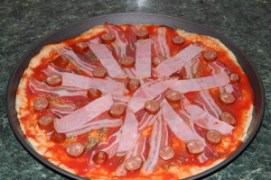 Pizza cu bacon si carnati de bere
