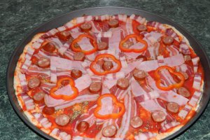Pizza cu bacon si carnati de bere