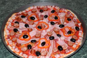Pizza cu bacon si carnati de bere