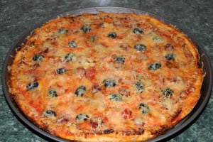Pizza cu bacon si carnati de bere