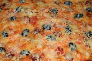 Pizza cu bacon si carnati de bere