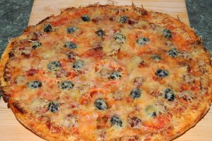 Pizza cu bacon si carnati de bere