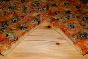 Pizza cu bacon si carnati de bere