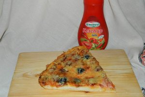 Pizza cu bacon si carnati de bere