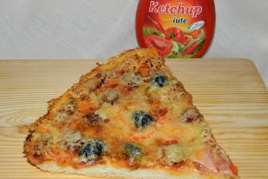 Pizza cu bacon si carnati de bere