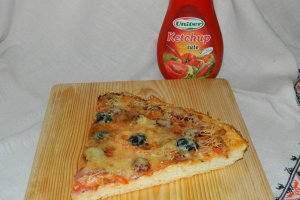 Pizza cu bacon si carnati de bere
