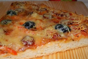Pizza cu bacon si carnati de bere