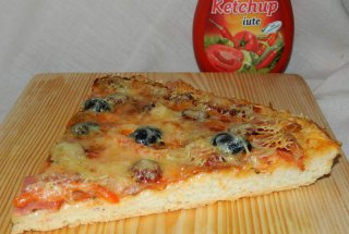 Pizza cu bacon si carnati de bere