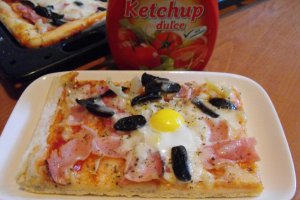 Pizza cu oua de prepelita