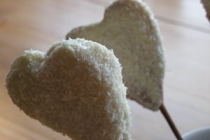Fursecuri decorative trase in ciocolata alba cu cocos