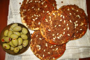 "Lahm bi ajeen" (carne pe aluat)-pizza arabeasca