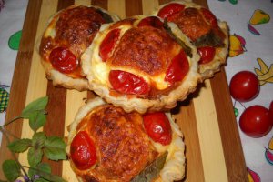 Minitarte cu mozzarella si cherry