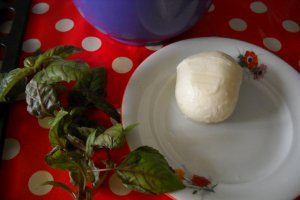 Minitarte cu mozzarella si cherry