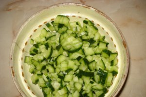 Salata de castraveti cu ardei copt si iaurt