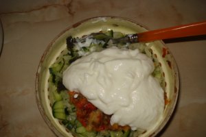 Salata de castraveti cu ardei copt si iaurt