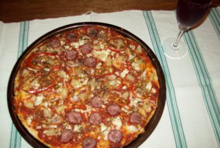 Pizza cu ardei si carnati