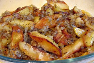 Cartofi la cuptor cu sos de ceapa caramelizata