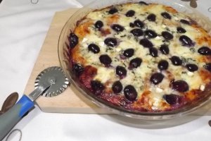 Pizza cu struguri si branzeturi