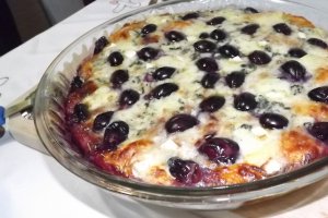 Pizza cu struguri si branzeturi
