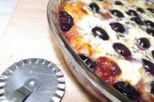Pizza cu struguri si branzeturi