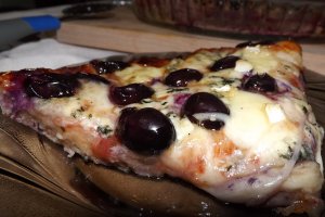 Pizza cu struguri si branzeturi