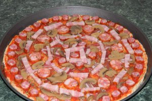 Pizza cu costita si ciuperci