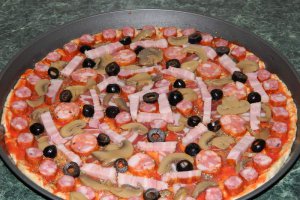 Pizza cu costita si ciuperci