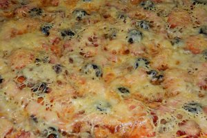 Pizza cu costita si ciuperci