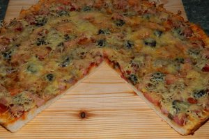 Pizza cu costita si ciuperci