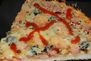 Pizza cu costita si ciuperci
