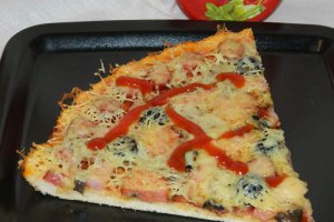 Pizza cu costita si ciuperci