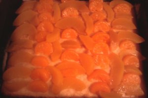 Prajitura cu piersici, mandarine si brinza dulce