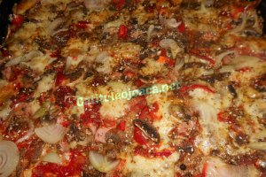 Pizza taraneasca cu susan si ardei iute caramelizat