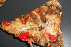 Pizza taraneasca cu susan si ardei iute caramelizat