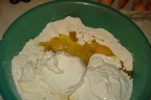 Cornuri din aluat dospit cu branza de vaca