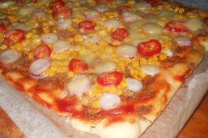 Pizza cu ton si porumb