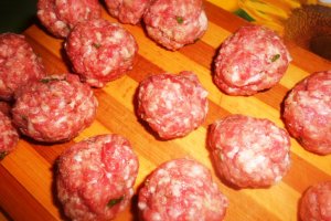 Chiftele cu sos si cartofi cu coriandru