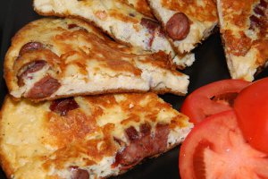 Omleta cu carnati de bere si branza de burduf