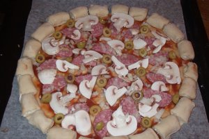 Pizza cu margine de branza