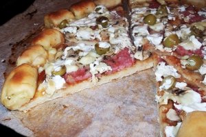 Pizza cu margine de branza