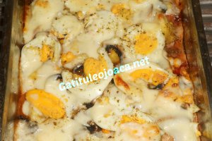 Pizza cu ou fiert, porumb si ardei  iute caramelizat