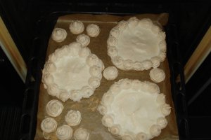 Mini Pavlova cu vanilie si krant