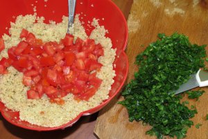 Salata cu quinoa, rosii si patrunjel