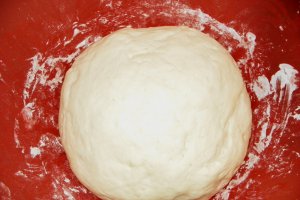 Mini-pizza cu branza si afumatura