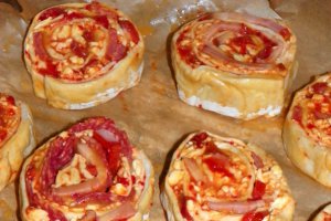 Mini-pizza cu branza si afumatura