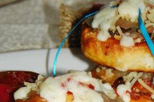 Mini-pizza cu branza si afumatura